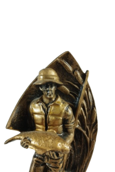 Trofeo pescador dorado con pez en sus manos, 18 cm