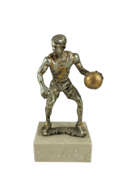 Trofeo baloncesto niño sobre peana con balon, 16 cm