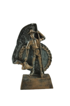 Trofeo hombre pescador con pez en la mano, 15 cm