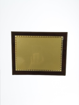 Placa homenaje en oferta color dorado con borde trenza   Madera sobremesa con placa de aluminio en oferta.