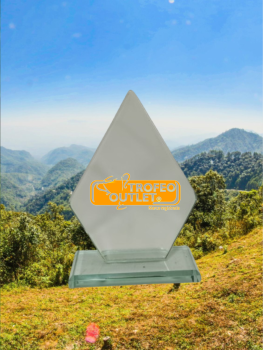 Trofeo cristal outlet en oferta con forma de triangulo  para grabacion , 17.5 cm