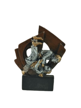Trofeo judo sobre madera son peana negra, 18 cm