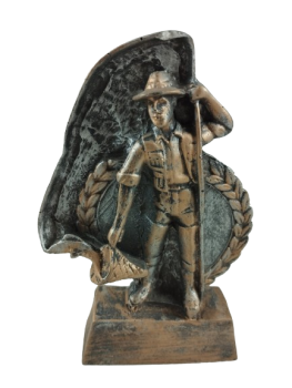 Trofeo hombre pescador con pez en la mano, 15 cm