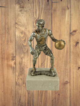 Trofeo baloncesto niño sobre peana con balon, 16 cm