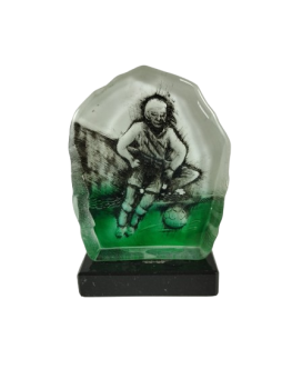 Trofeo cristal futbol con jugador en base de cristal