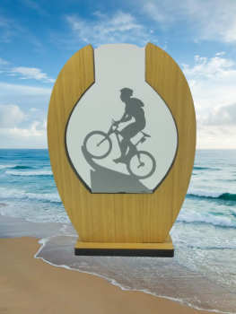 Troféu de madeira com clasto de prata, 25 cm