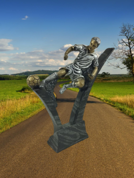 Troféu de ciclista de prata chutando a bola., 22 cm