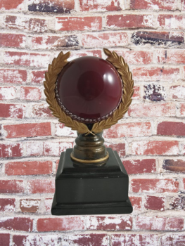 Troféu universal bola vermelha com aplique., 13.5 cm