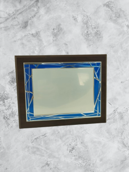 Placa outlet oferta en caja de madera con borde azul.  Oferta de tampo de madeira com placa de alumínio.