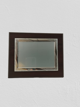 Placa de homenaje color plateado,con forma en los bordes.  Madera sobremesa con placa de aluminio en oferta.