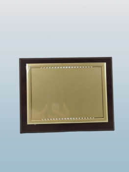 Placa de homenagem em oferta na cor dourada com detalhe de bolinhas.  Oferta de tampo de madeira com placa de alumínio.