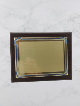 Placa de homenagem em oferta na cor dourada com detalhes laterais azuis  Oferta de tampo de madeira com placa de alumínio.