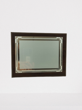 Placa homenaje en oferta plateada con dibujo en esquinas Madera sobremesa con placa de aluminio en oferta.