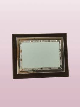 Placa homenaje en oferta plateada con bordes brillantes  Madera sobremesa con placa de aluminio en oferta.