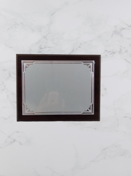  Oferta de tampo de madeira com placa de alumínio.