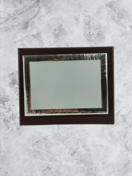Oferta de tampo de madeira com placa de alumínio.