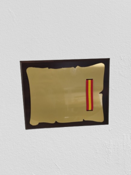 Placa oferta dorada con detalle bandera a elegir y personalizar  Madera sobremesa con placa de aluminio en oferta.