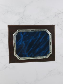 Placa homenaje oferta borde plateado con azul efecto marmol en fondo Madera sobremesa con placa de aluminio en oferta.