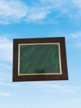 Placa de homenagem em promoção outlet verde com borda dourada. Oferta de tampo de madeira com placa de alumínio.