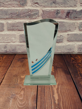 Troféu de cristal para gravação com detalhe de linhas azuis.