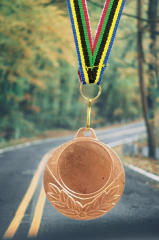 MEDALHA DE COR BRONZE COM DETALHE INFERIOR, GRAVURA, FITA E DISCO INCLUÍDOS, 45 cm