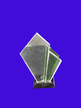 Trofeo de cristal trialgular con color verde, 28.5 cm