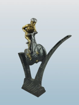 Troféu com ciclista no monumento, 23.5 cm