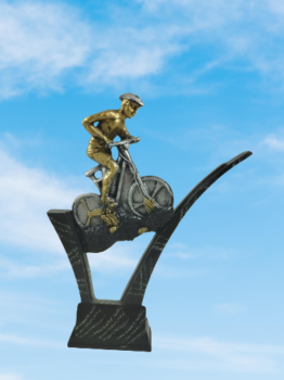 Troféu com ciclista no monumento, 23.5 cm