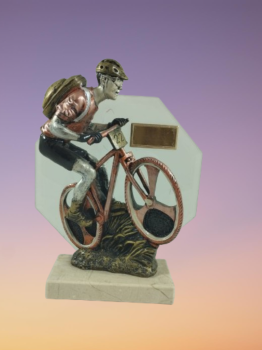 Trofeo ciclista sobre base de cristal y apoyado en granito, 30 cm
