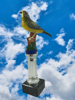 Trofeo pajaro verderon con pie de marmol, 24.5 cm