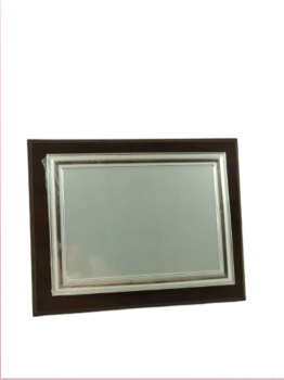 Placa homenaje oferta color plata   Madera sobremesa con placa de aluminio en oferta.