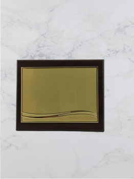 Placa de homenagem dourada com menor efeito de água  Oferta de tampo de madeira com placa de alumínio.