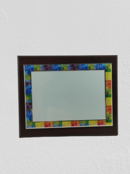 Ofereça placa de homenagem com borda colorida  Oferta de tampo de madeira com placa de alumínio.