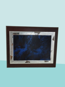 Placa de homenagem oferece fundo azul com borda prateada Oferta de tampo de madeira com placa de alumínio.