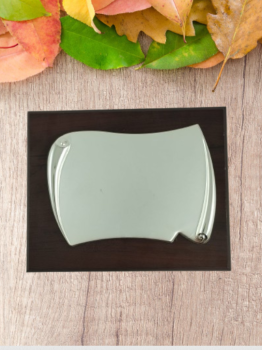 Oferta de tampo de madeira com placa de alumínio.
