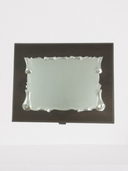 Oferta de tampo de madeira com placa de alumínio.