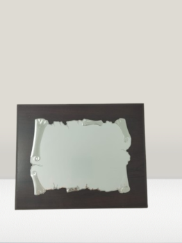 Placa de homenagem Outlet em promoção prata com bordas escuras Oferta de tampo de madeira com placa de alumínio.