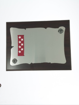 Oferta de tampo de madeira com placa de alumínio.