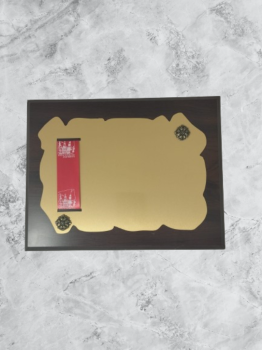 Placa homenaje en oferta outlet dorada con cinta para personalizacion  Madera sobremesa con placa de aluminio en oferta.