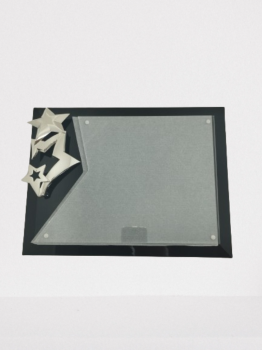 Placa homenaje oferta outlet negra con estrella especial. Madera sobremesa con placa de aluminio en oferta.
