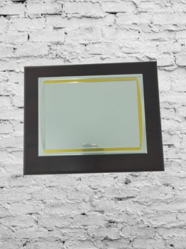 Placa de homenagem Outlet em promoção prata com detalhes dourados Oferta de tampo de madeira com placa de alumínio.