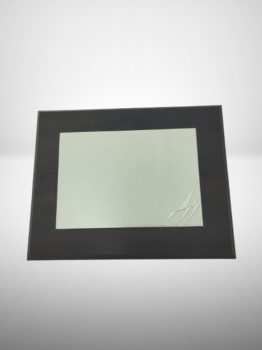 Placa de homenagem em oferta outlet prateada com detalhes Oferta de tampo de madeira com placa de alumínio.