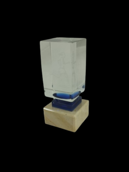 Trofeo cristal corredor con peana marron efecto marmol., 13 cm