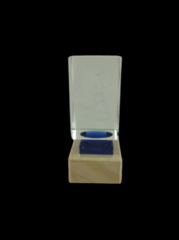 Trofeo cristal corredor con peana marron efecto marmol., 13 cm