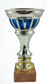 Taça de ouro e prata com diamante
