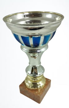 Taça de ouro e prata com diamante